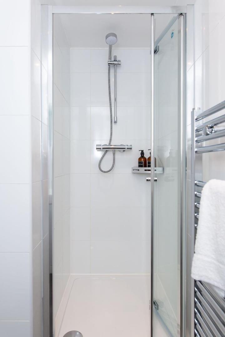Stylish Apartment W/ Private Garden - Dog Friendly Newport  Ngoại thất bức ảnh